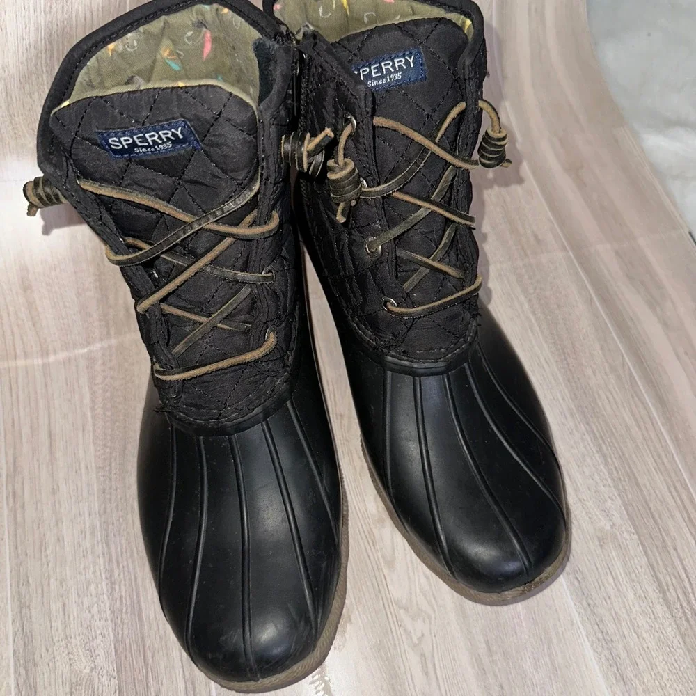 Sperry Top Sider Women Drk Brn Quilted Rubber Duck Boots Side Zip Lace Up Sz 10